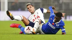 Pemain Tottenham Hotspur Erik Lamela (kiri) berebut bola dengan pemain Brighton and Hove Albion Yves Bissouma pada pertandingan Liga Premier Inggris di Tottenham Hotspur Stadium, London, Minggu (1/11/2020). (John Walton/Pool via AP)