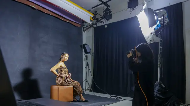 Nicoline Patricia memberikan pengalamannya di Lensa Comunity