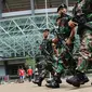 Personil TNI AD bersenjata lengkap berpatroli jelang Laga Final Piala Jenderal Sudirman di Stadion GBK Jakarta, Minggu (24/1/2016). 10.464 personil gabungan siap menjaga laga antara Semen Padang vs Mitra Kukar. (Liputan6.com/Helmi Fithriansyah)