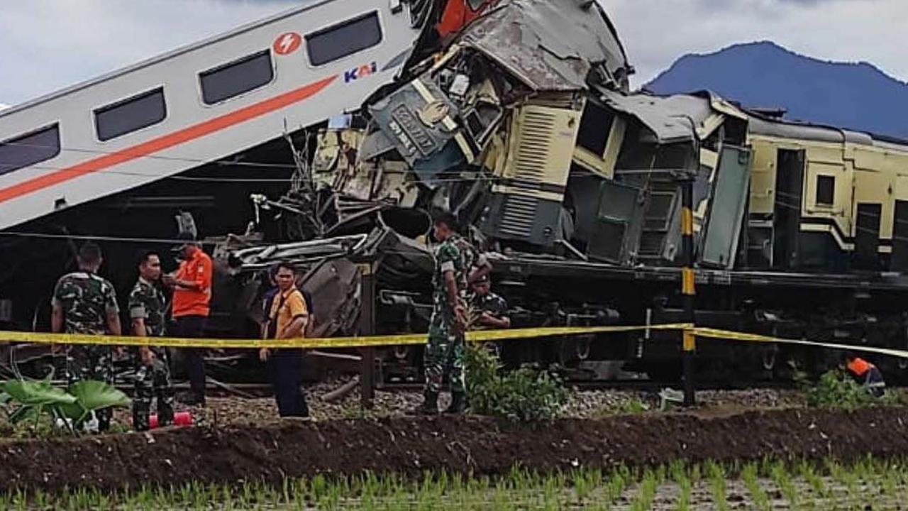 Akibat tabrakan dahsyat tersebut, salah satu kereta tampak terangkat dan menimpa sebuah lokomotif.