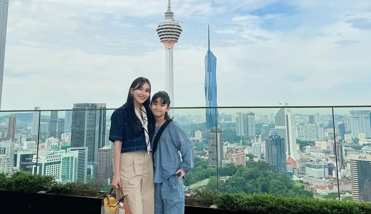 Ia memadukan cropped denim shirt seharga Rp900ribuan dan celana pendek seharga Rp649ribu. [@ayutingting92]