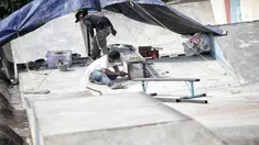 Pekerja memperbaiki arena skateboard yang rusak di RPTRA Kalijodo, Jakarta, Kamis (24/1). Perbaikan dilakukan untuk membuat rasa aman dan nyaman pengunjung yang menggunakan arena tersebut. (Liputan6.com/Faizal Fanani)