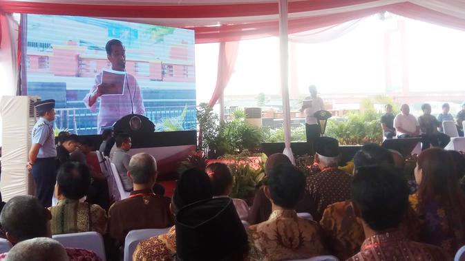 Presiden RI Joko Widodo membagikan puluhan ribu sertifikat tanah ke warga Sumsel (Liputan6.com / Nefri Inge)