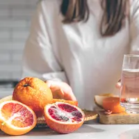 Menjaga cairan dalam tubuh dan nutrisi dengan minum air putih yang cukup dan mengonsumsi buah-buahan secara rutin. (Foto/dok: freepik/pvproductions)
