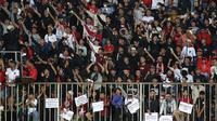 Para suporter memberikan dukungan kepada Timnas Indonesia U-16 saat laga semifinal Piala AFF U-16 2022 antara Indonesia U-16 melawan Myanmar U-16 di Stadion Maguwoharjo, Sleman, Rabu (10/8/2022) malam WIB. (Bola.com/Bagaskara Lazuardi)