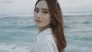 Salshabilla Adriani juga liburan ke Bali setelah lebaran. Saat di pantai, ia mengenakan kemeja oversize putih. Ia juga mengenakan kacamata hitam dan anting-anting silvernya. [@salshabillaadr]