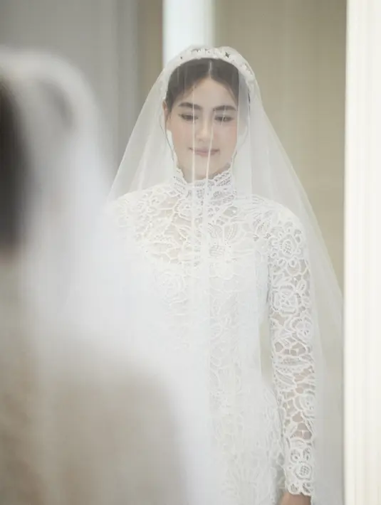 Yang menarik, untuk hari bahagianya ini, Kimberley mempercayakan desain gaun-gaunnya pada Dior. [Foto: Document/Dior]