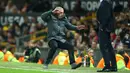 Manajer Manchester United, Jose Mourinho, terpeleset di sebelah pelatih Anderlecht, Rene Weiler, ketika menyaksikan laga leg kedua perempat final Liga Europa antara MU kontra Anderlecht di Stadion Old Trafford, Jumat (21/4). (AP Photo/Dave Thompson)