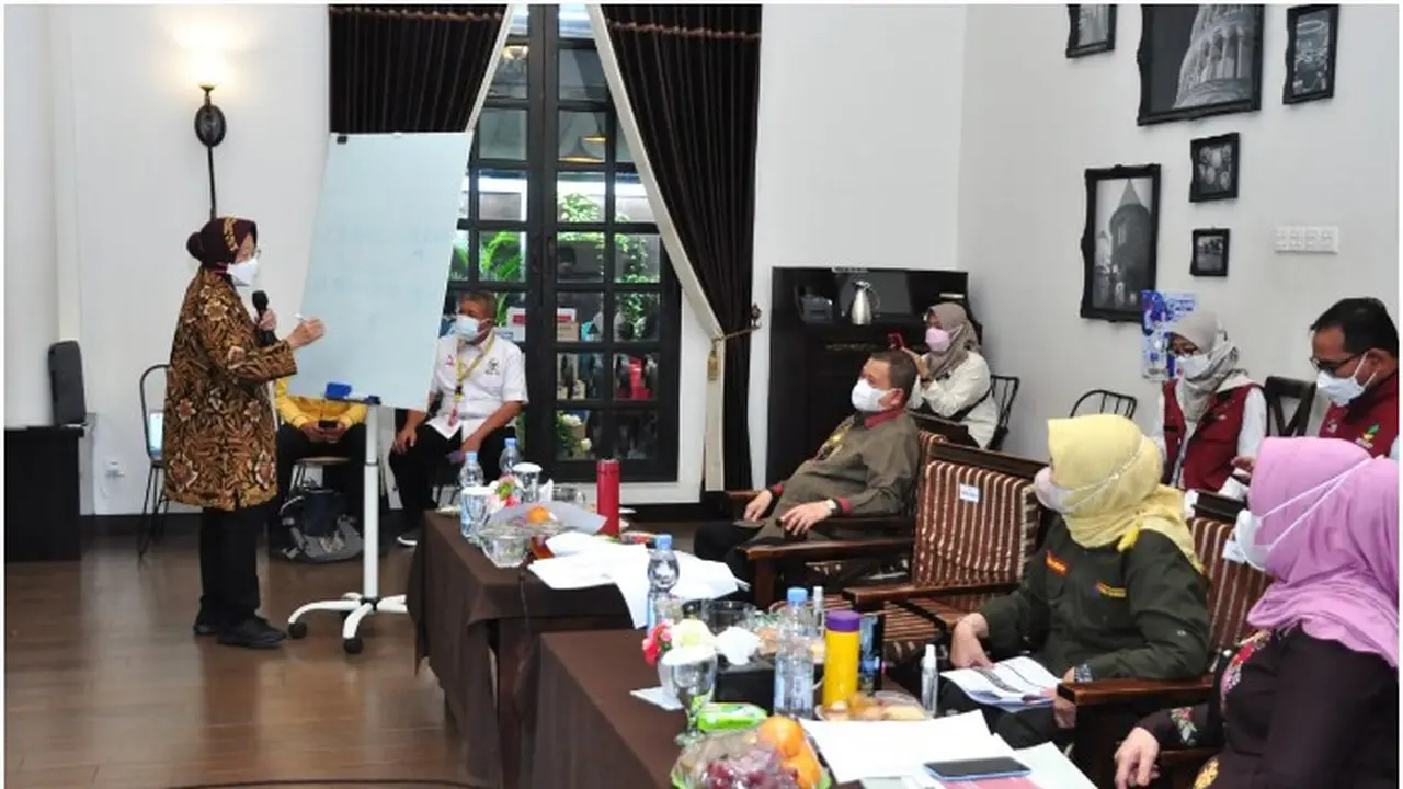 Menteri Sosial (Mensos) Tri Rismaharini saat memberikan arahan. foto:Humas Provinsi (Arfandi Ibrahim/Liputan6.com)