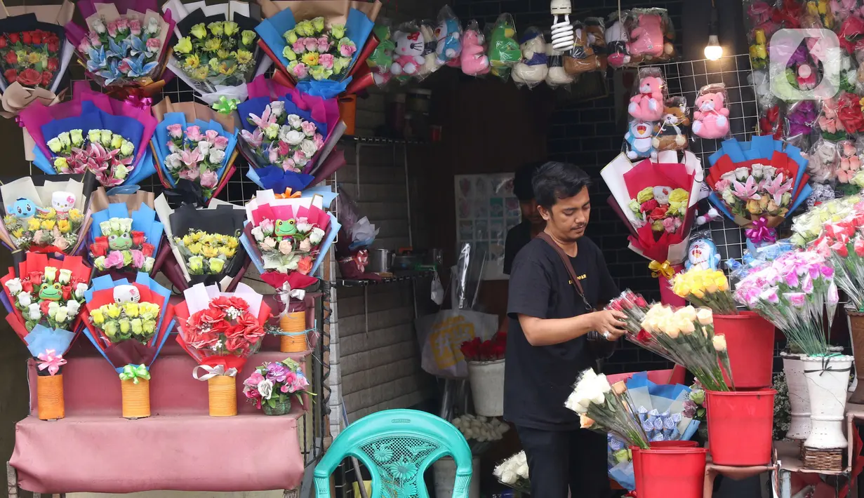 Penjual tengah menata bunga mawar di kawasan Rawa Belong, Jakarta, Senin (14/2/2022). Hari Valentine yang diperingati setiap 14 Februari menjadi berkah bagi para penjual bunga karena banyak pesanan bunga di momen kasih sayang tersebut. (Liputan6.com/Angga Yuniar)