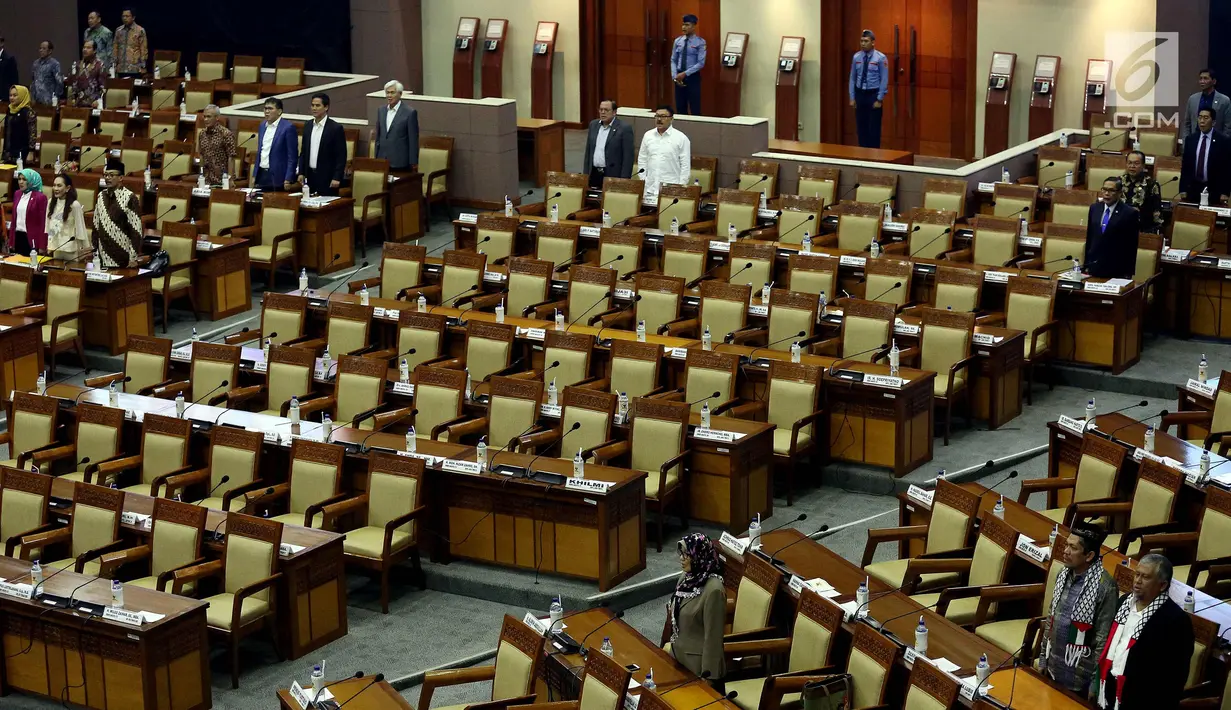 Suasana rapat Paripurna ke 14 di Gedung Nusantara II DPR, Jakarta, Senin (11/12). Rapat Paripurna tersebut membahas beberapa angenda salah satunya Pembacaan pengunduran diri Setya Novanto sebagai ketua DPR. (Liputan6.com/Johan Tallo)
