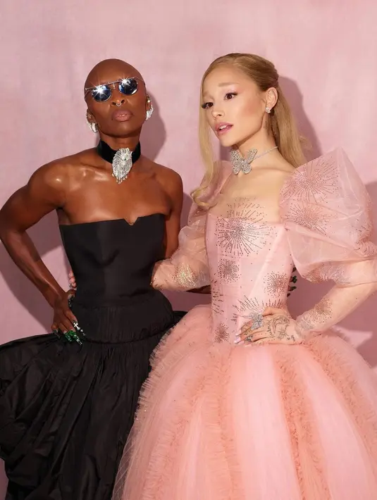 Gaun pesta itu dibuat dari lapisan tule merah muda dan ditutupi detail kristal persik yang membentuk bentuk Starburst, yang awalnya digambar oleh Westwood dan sering terlihat dalam koleksinya sejak 2010.  [@arianagrande].