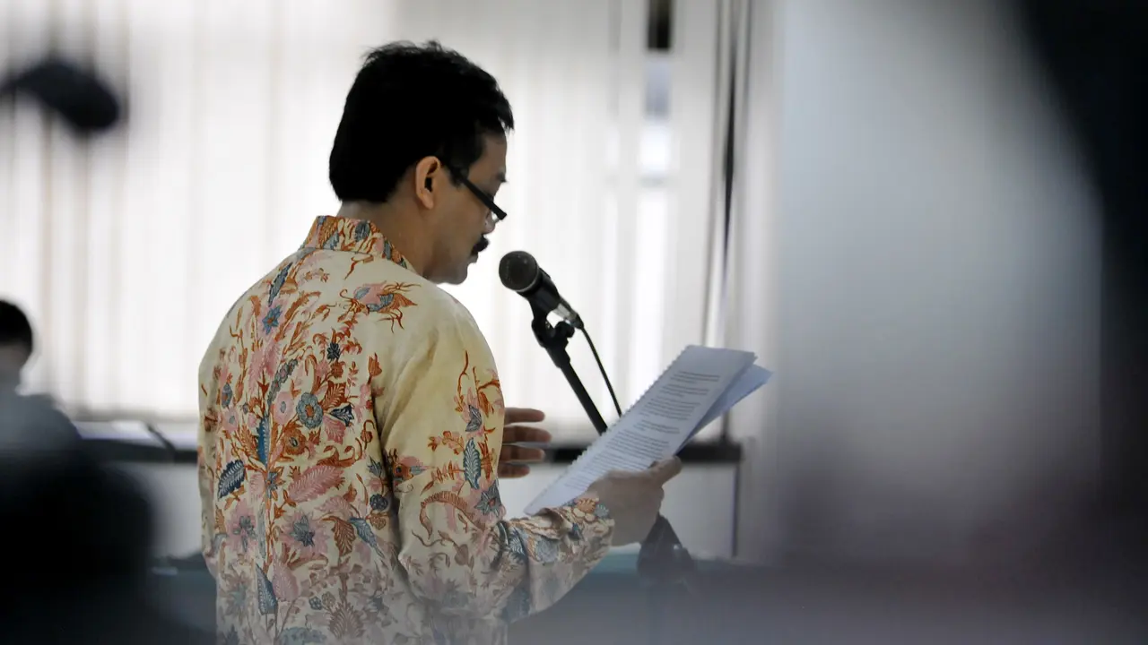 [FOTO] Andi Malarangeng Baca Nota Keberatan Sambil Berdiri