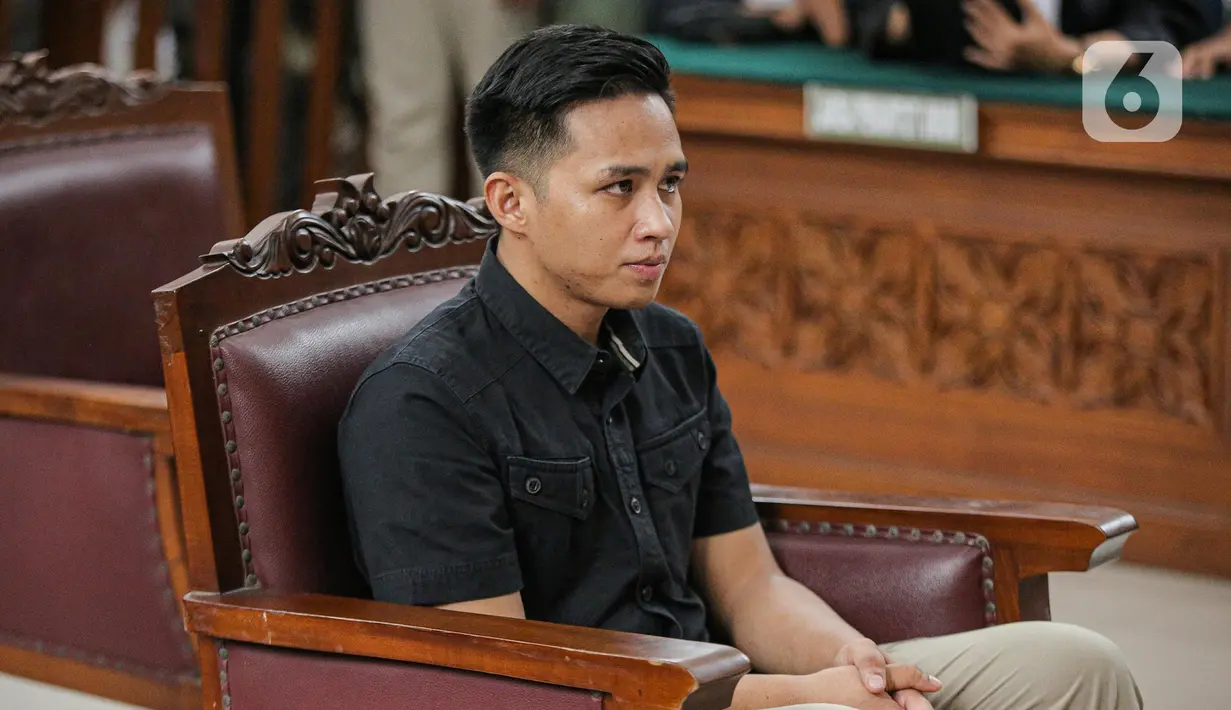 Terdakwa kasus pembunuhan berencana Brigadir Yosua Hutabarat, Richard Eliezer menjalani sidang pembacaan duplik atas replik Jaksa Penuntut Umum (JPU) di Pengadilan Negeri Jakarta Selatan, Kamis (2/2/2023). Dalam kasus ini, Richard Eliezer menjadi terdakwa bersama dengan Ferdy Sambo, Putri Candrawathi, Ricky Rizal atau Bripka RR, dan Kuat Ma’ruf. (Liputan6.com/Faizal Fanani)