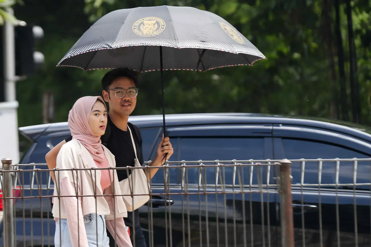 Cuaca panas kembali menyengat wilayah Jakarta dan sekitarnya