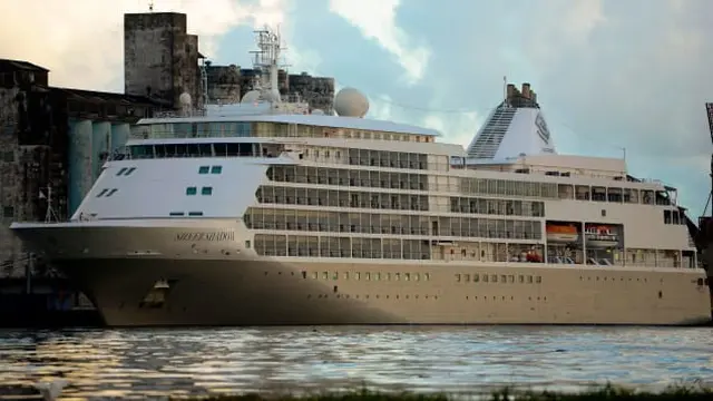 Kapal pesiar Silver Shadow merapat di pelabuhan Recife, Brasil, setelah seorang penumpang didiagnosis menderita Virus Corona.