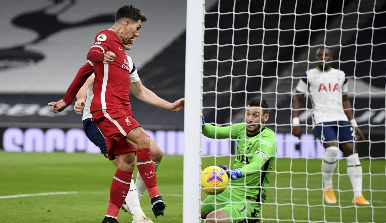 Penyerang Liverpool, Roberto Firmino (kiri) saat mencetak gol ke gawang Tottenham Hotspur pada pertandingan lanjutan Liga Inggris di Stadion Tottenham Hotspur, London, Jumat (29/1/2021). Liverpool kini memiliki torehan 37 poin, sedangkan Tottenham dengan 33 poin . (Shaun Botterill/Pool via AP)