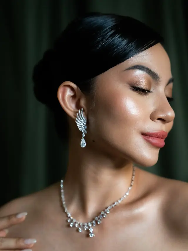 Konsisten Berwastra, Potret Ariel Tatum Tampil Memukau dalam Strapless Dress Wastra Modern di Gala Premiere Film Terbaru