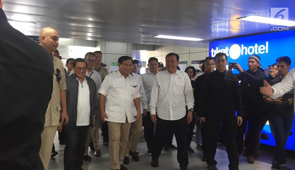 Ketua Umum Gerindra Prabowo Subianto tiba di Stasiun MRT Lebak Bulus, Jakarta, Sabtu (13/7/2019). Prabowo datang sekitar pukul 09.51 WIB. (Liputan6.com/Lizsa Egehem)