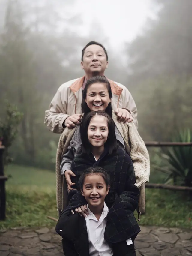 Nirina Zubir dan para bintang Keluarga Cemara. (Foto: Instagram @nirinazubir_)