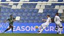 Pemain AC Milan, Alexis Saelemaekers, mencetak gol ke gawang Sassuolo pada laga Liga Italia di Stadion Mapei, Minggu (20/12/2020). AC Milan menang dengan skor 2-1. (Spada/LaPresse via AP)