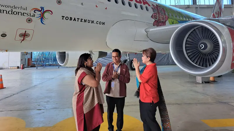 CEO AirAsia Indonesia Veranita Yosephine saat peluncuran livery bertemakan 'Lake Toba&Beyond', di GMF, Jumat (17/3/2023).