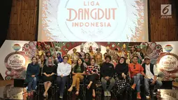 Dewan dangdut dan promotor foto bersama dengan peserta Liga Dangdut Indonesia di SCTV Tower, Jakarta, Jumat (12/1). (Liputan6.com/Herman Zakharia)