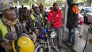 Pengemudi ojek antre untuk membeli bahan bakar yang masih tersedia di salah satu pompa bensin di Hurlingham, Nairobi, 14 April 2022. Selama berminggu-minggu Kenya menderita kekurangan di pompa bensin dengan ada yang tidak memiliki bahan bakar sama sekali (AP Photo/Khalil Senosi)