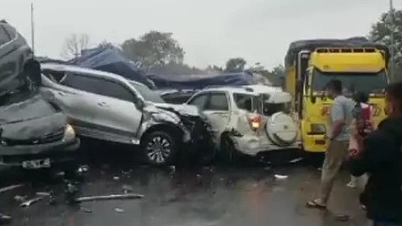 VIDEO: Mengerikan Penampakan Mobil Bertumpuk Kecelakaan Beruntun di Tol Cipularang KM 92