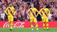 Pemain Barcelona tampak kecewa usai kalah atas Athletic Bilbao pada laga pekan pertama La Liga 2019-20 di stadion San Mames, Bilbao, Jumat (16/8). Barcelona kalah 0-1 dari Athletic Bilbao. (AFP/Ander Gillenea)