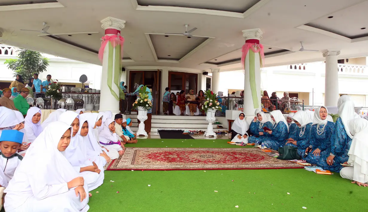 Salah satu perwakilan keluarga saat memberikan sambutannya, meminta para hadirin untuk mendoakan agar pernikahan Rasti dan Arie mendapatkan ridho dari Allah Subhanahu wa ta'ala. (Nurwahyunan/Bintang.com)