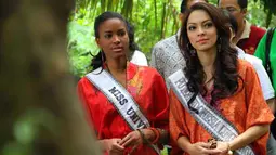Miss Universe 2011 Leila Lopes (kiri) bersama Putri Indonesia Lingkungan 2010 Reisha Kartika Sari (kanan) saat melakukan kunjungan ke ekowisata Soedyatmo, Pantai Indah Kapuk, Jakarta Utara, Kamis (6/10). (Antara)
