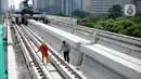 Pekerja mengecek perlintasan LRT di jembatan bentang panjang Dukuh Atas, Jakarta, Rabu (11/11/2020). Jembatan bentang panjang hari ini melakukan pengecoran terakhir panjangnya 128 meter. pekerjaan ini menandai selesainya pengerjaan lintasan atas LRT Jabodebek tahap I. (Liputan6.com/Faizal Fanani)