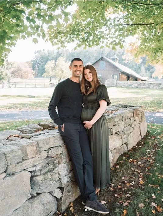 Bahkan dalam beberapa kesempatan ia tampak serasi dengan sang suami. [Foto: @jenniferkgates]