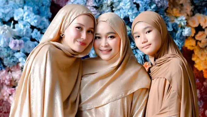 Ayu Ting TIng saat Pengajian Tujuh Bulanan Kehamilan Adiknya. [@arka_photographyy]