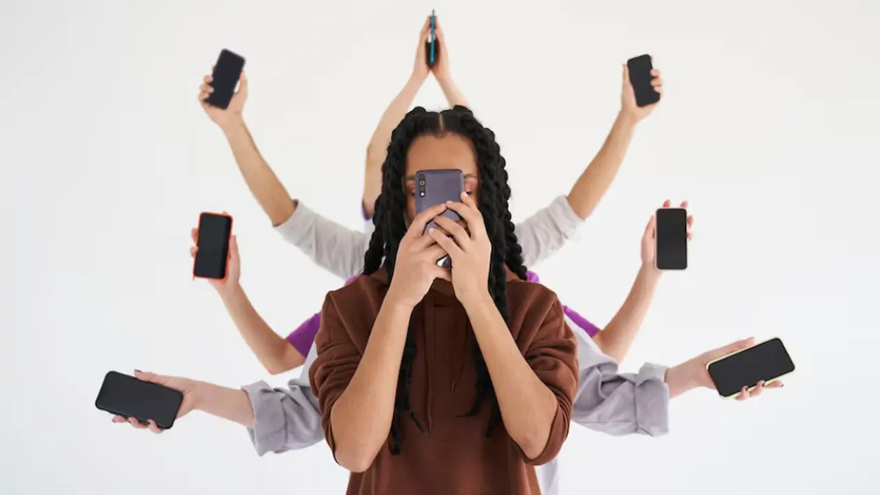Tekanan bermedia sosial