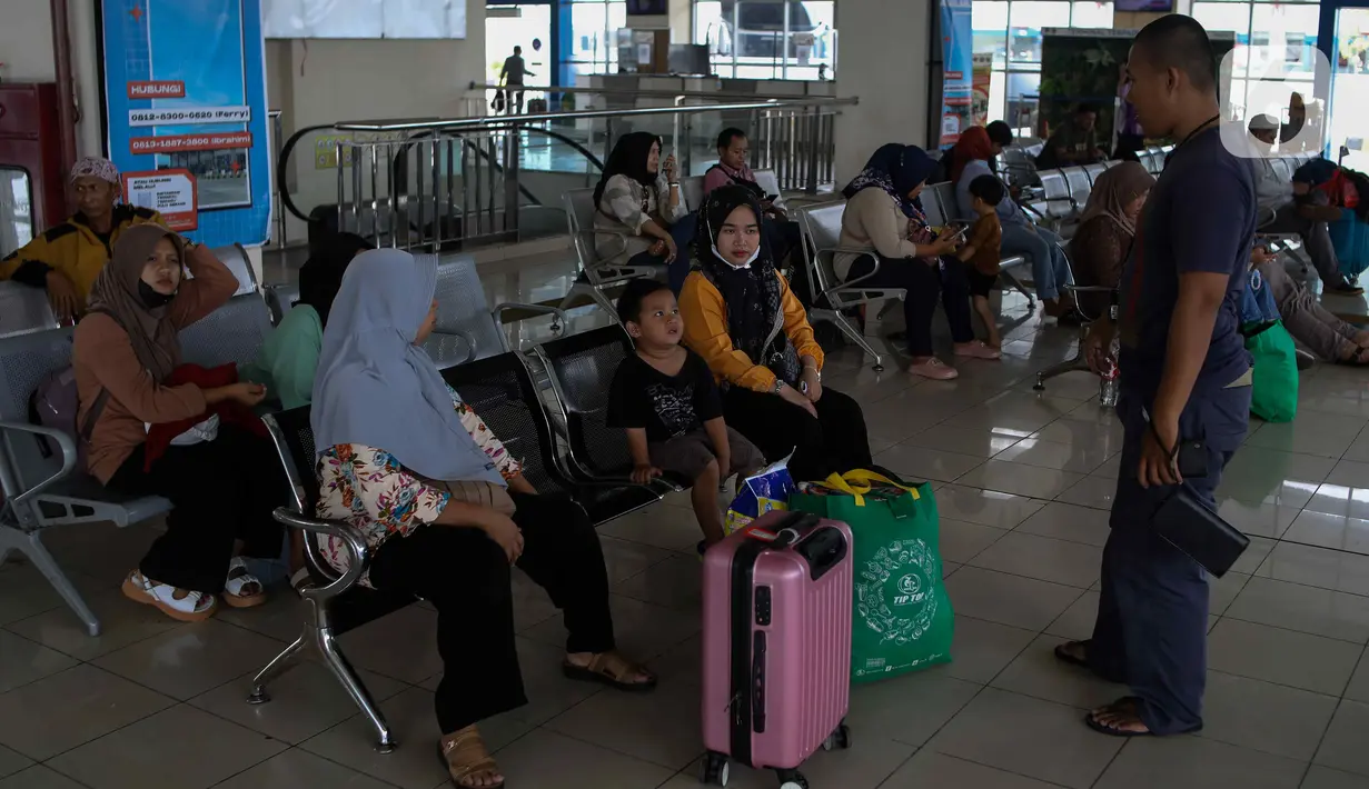 Penumpang menunggu keberangkatan di Terminal Terpadu Pulogebang, Jakarta, Kamis (23/5/2024). (Liputan6.com/Herman Zakharia)