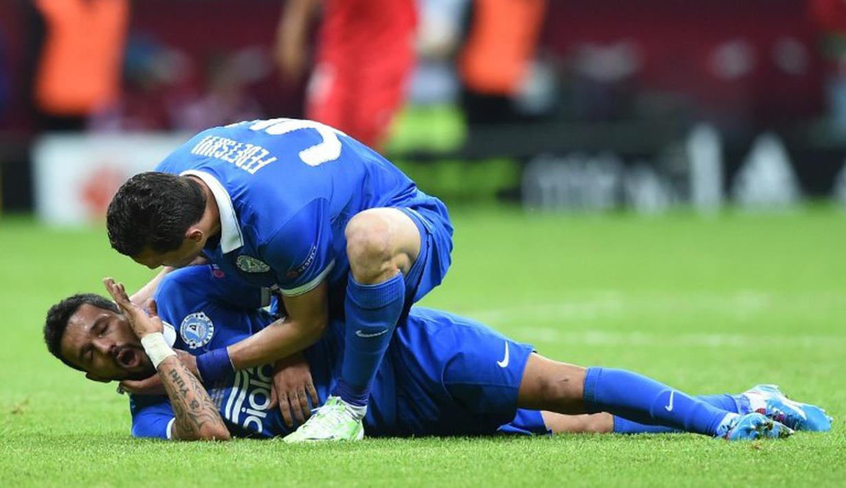 Striker Dnipro, Matheus (99) berusaha disadarkan oleh Artem Fedetskiy setelah mengalami benturan keras saat duel udara. (AFP PHOTO/PIOTR HAWALEJ)