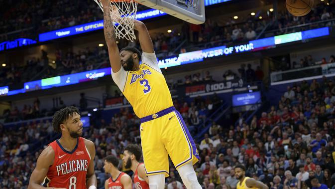 Pemain Lakers Anthony Davis melakukan slam dunk (AP)
