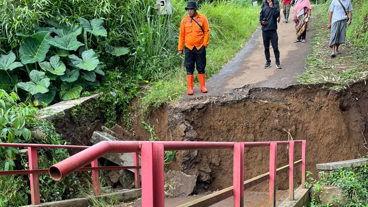 Hujan deras yang mengguyur wilayah Kecamatan Cisaat, Kabupaten Sukabumi, Selasa (11/11/2025) malam menyebabkan sebuah jembatan ambruk pada Rabu (12/11/2025) pagi (Istimewa)