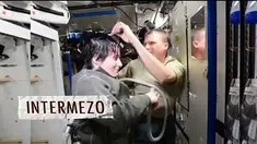 Bagi astronot perempuan Samantha Cristoforetti memotong rambut juga menjadi hal yang penting Hanya saja uniknya ia melakukannya di luar angkasa.Dengan adanya gaya gravitasi  perempuan asal Italia ini harus memegang besi pintu untuk menjaga posisinya ...