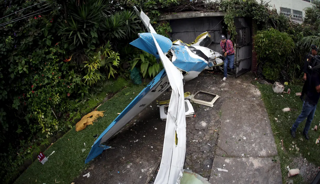 Bagian badan pesawat yang jatuh di halaman rumah seseorang di Guatemala City, Guatemala, Sabtu (21/11/2015). Akibat kejadian ini dua awak pesawat dibawa kerumah sakit. (REUTERS/Jorge Dan Lopez)