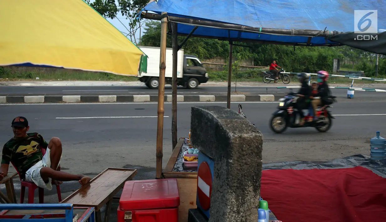 Suasana di salah satu warung dadakan di Jalur Pantura, Cirebon, Jawa Barat, Rabu (21/6). Menjelang puncak arus mudik Lebaran 2017, warga yang tinggal di dekat jalur Pantura membuat warung-warung dadakan. (Liputan6.com/Johan Tallo)