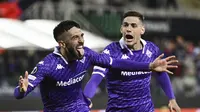 Pemain Fiorentina, Nicolas Gonzalez merayakan gol yang dicetaknya ke gawang Viktoria Plzen pada leg kedua perempat final UEFA Conference League 2023/2024 di Stadion Artemio Franchi, Jumat (19/4/2024) dini hari WIB. (Massimo Paolone/LaPresse via AP)