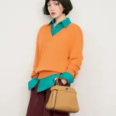 Gaya bob berponi memang sudah lama jadi ciri khas kecantikan effortless para bintang Korea, dan dalam kampanye ini, look tersebut tampil dengan sentuhan yang lebih modern. [@kyo1122].