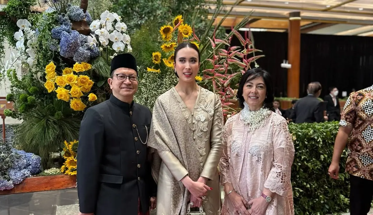 Menpar Widi Wardhana tampil anggun dengan serba gold. Ia padukan kebaya bordir dengan kain songket keemasan dan tas mini Lady Dior berwarna senada [@widi.wardhana]