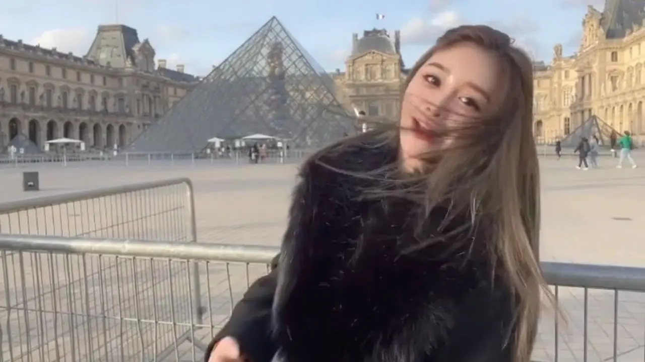 Influencer Taiwan hanya pakai bra di Museum Louvre Paris