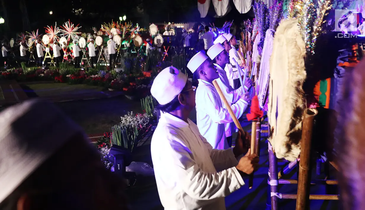 Peserta mengikuti Festival Pukul Beduk dan Gema Takbir 2017 di Balai Kota, Jakarta, Sabtu (24/6). Kegiatan tersebut bertujuan untuk merayakan Hari Raya Idul Fitri 1438H. (Liputan6.com/Angga Yuniar)