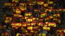 Para suporter Spanyol membentangkan sejumlah bendera negara mereka saat laga lanjutan UEFA Nations League melawan Denmark di Nueva Condomina Stadium, Murcia, Spanyol, Minggu (13/10/2024) dini hari WIB. (AP Photo/Jose Breton)