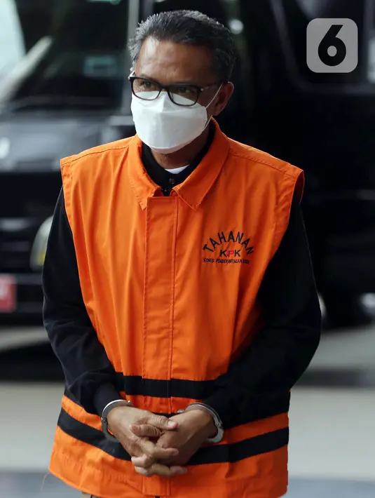 Gubernur Sulsel non aktif, Nurdin Abdullah saat tiba di lobby Gedung KPK, Jakarta, Jumat (5/3/2021). Nurdin Abdullah akan menjalani pemeriksaan perdana terkait dugaan suap dan gratifikasi pengadaan barang-jasa pembangunan infrastruktur di Pemprov Sulsel 2020-2021. (Liputan6.com/Helmi Fithriansyah)